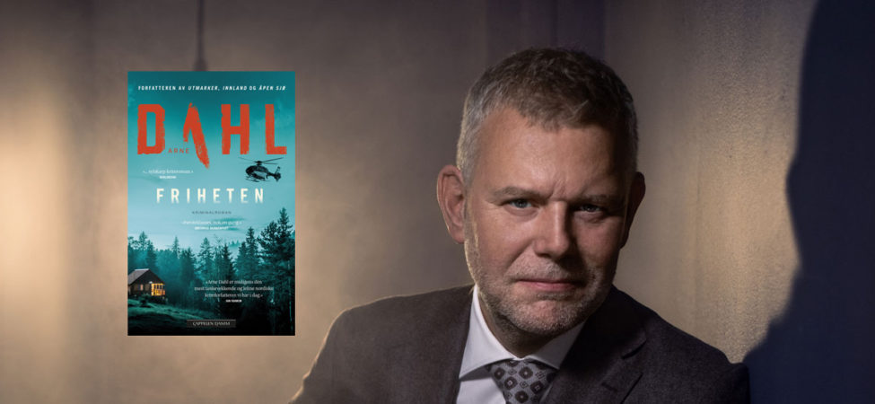 Portrett av Arne Dahl med omslag for boka "Friheten"