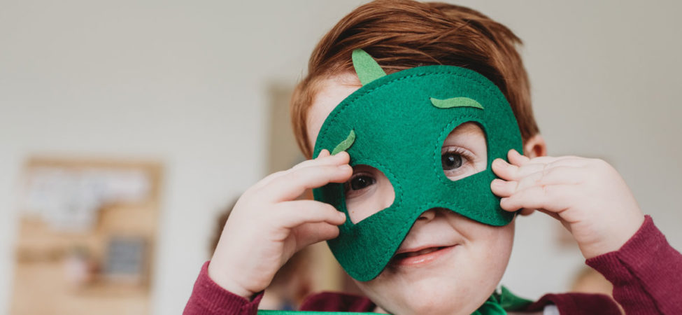Barn med superheltmaske